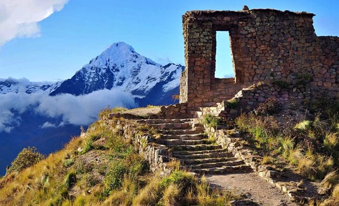 inka trail by machupicchu